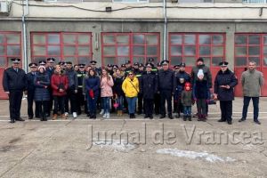 FOTO-VIDEO: Pompierii şi-au deschis porţile pentru colindători