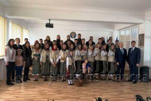 FOTO-VIDEO: Colinde autentice vulturene pentru poliţiştii vrânceni