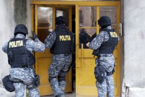 Percheziţii în municipiul Satu Mare. Contrabandă cu ţigări şi materiale pirotehnice