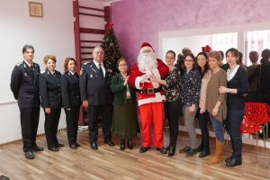 Salvatori cu chipul lui Moş Crăciun