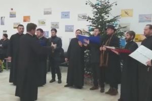 Colinde pe Aeroportul Satu Mare. Pasagerii, întâmpinaţi cu mere, nuci şi cozonaci