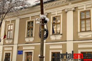 FOTO. Pericol public! Un stâlp stă să cadă în centrul oraşului