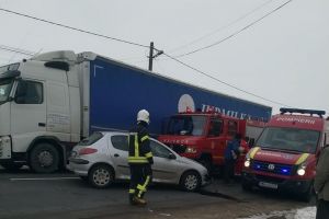 Accident pe DN1, în Oşorhei: Doi adulţi şi trei copii au ajuns la spital