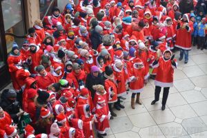 Peste 300 de moşuleţi au înveselit centrul Oradiei: elevii de la Liceul Greco-Catolic au ieşit la colindat (FOTO / VIDEO)