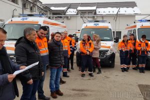 Ex-ministrul Florian Bodog şi europarlamentarul Emilian Pavel s-au afişat la prezentarea celor 10 ambulanţe noi ale SAJ Bihor (FOTO/VIDEO)