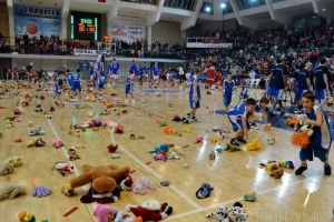 Hai cu jucării de pluş! Baschetbaliştii de la CSM CSU Oradea susţin ultimul joc de pe teren propriu din acest an