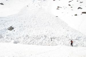 Angajat de la telecabina Bâlea, surprins de o avalanşă – A fost salvat de salvamontişti