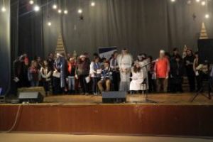 Serbare de Craciun oferita de tinerii cu dizabilitati de la ASSOC si Centrul pentru Persoane cu Handicap Pinochio din Carbunar (FOTO)