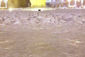 Piaţa Unirii pătată de sângele celor care au alunecat pe gheaţă