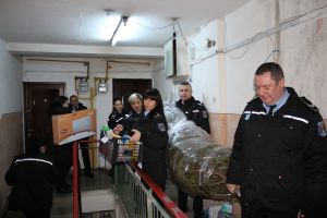 Familii nevoiaşe, ajutate înainte de Crăciun de către poliţiştii locali din Târgu-Jiu!