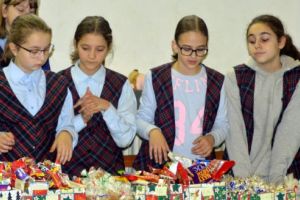 FOTO: Târg de Crăciun în scop caritabil la Gimnaziul „Alexandru Ceuşianu”