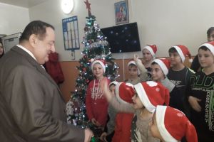 Morega, cu cadouri la copiii din Centrul de Zi, dar şi la mamele din Centrul Maternal Târgu-Jiu