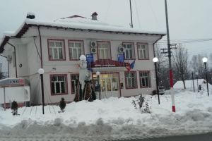 Salarii de zeci de miliarde pentru funcţionarii Primăriei Țicleni, dar comunitatea, lăsată fără brad!