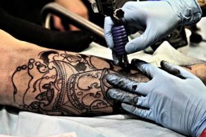 Te TATUEZI? Iată ce BOALĂ groaznică poţi dobândi
