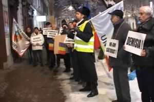 Ce colind au cântat protestatarii în faţa sediului PSD din Bistriţa (VIDEO)