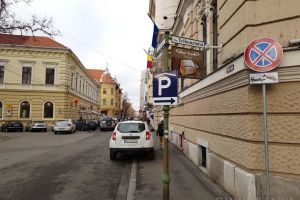 Corectitudine pe avarii: Angajatele Primăriei Oradea parchează pe interzis