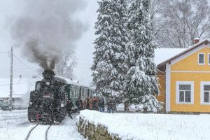 Mocăniţa din Moldoviţa va circula de mâine cu două trenuri pe zi, pe toată perioada ...