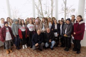 Împreună de sărbători: Elevii i-au colindat pe vârstnicii din Centrul de îngrijire şi asistenţă Ciutelec (FOTO)