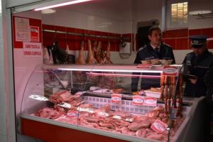 Peste 100 de kilograme de carne, confiscate din pieţe. Alte zeci de kg au fost reţinute la Vama Halmeu