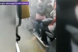 Autobuz Otokar inundat cu apă clocotită, după ce instalaţia de încălzire s-a stricat. Calatorii au mers prin apa fierbinte ca sa poata cobori din autobuz