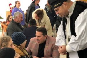 A revenit în scenă. Este de nerecunoscut şi se implică în formarea de noi politicieni. Cea mai mare provocare se apropie