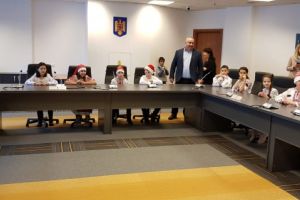 Colindele au rasunat in Primaria Ploiesti. Elevii scolilor 