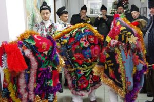 Un grup de datini şi obiceiuri din Fântânele a colindat redacţia Monitorului de Suceava