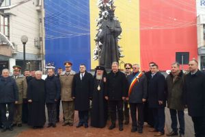 Statuia domnitorului Petru Rareş, dezvelită în prezenţa ministrului Apărării Naţionale (VIDEO)