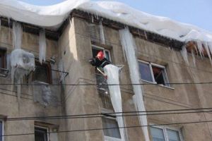 Pompierii sătmăreni avertizează: Atenţie la ţurţuri! Ce obligaţii au proprietarii