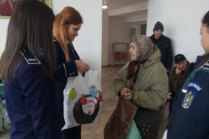 FOTO. Poliţiştii sătmăreni au adus bucurie în sufletele a sute de copii şi familii nevoiaşe