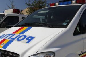 Trei tineri au fost reţinuţi de poliţişti pentru infracţiuni contra siguranţei publice