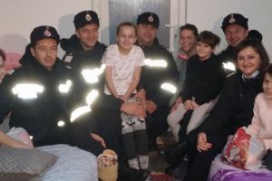 Daruri pentru 100 de copii, din partea pompierilor bihoreni (FOTO)