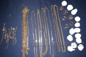 FOTO: Bijuterii din metal coclit, vândute ca aur! Vânzătorul s-a ales cu dosar penal