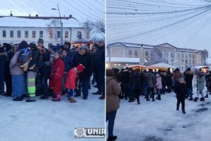 LIVE VIDEO/ FOTO: ”Crăciunu` din 21”: Spectacol de imagini proiectate în Piaţa Cetăţii şi peste 1.000 de pachete cu dulciuri pentru micuţii albaiulieni care participă la evenimentul din Piaţa Cetăţii