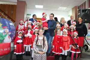 FOTO: Sute de colindători la Primăria Motru