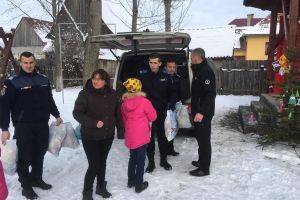 Moş Crăciun şi-a făcut simţită prezenţa în casele harghitenilor prin jandarmii din Odorheiu Secuiesc