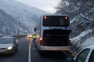 FOTO – Autocar defect pe Valea Oltului – Trafic îngreunat