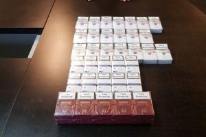 Femeie, depistata in zona Piata Tomis 3 din Constanta in timp ce vindea tigari de contrabanda