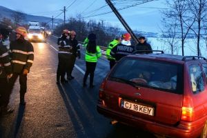 Accident pe DN 1: O maşină a lovit un stâlp de curent, care a căzut peste şosea (FOTO)