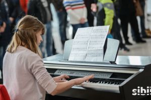 FOTO Surpriză pentru călători – acorduri de pian în Aeroportul Sibiu