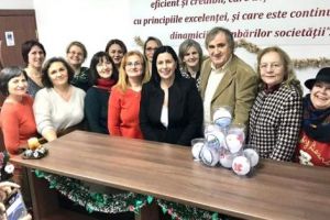 Avize cu… miros de brad şi sclipiri de globuleţe