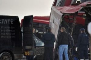 TRAGEDIE pe calea ferată. Autobuz plin cu elevi a fost SPULBERAT de un tren