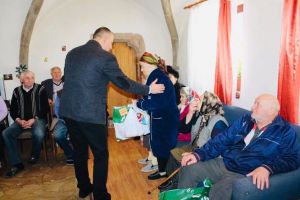 Viceprimarul Niculae a dus daruri de Crăciun la Căminul pentru persoane vârstnice