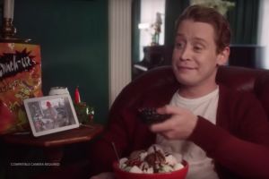 Singur acasă, după 28 ani: Macaulay Culkin a recreat scene celebre într-o reclamă (VIDEO)