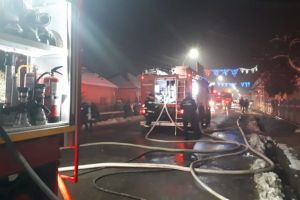 FOTO UPDATE: INCENDIU puternic la Vinţu de Jos la fabrica de încălţăminte Kozara. Pompierii intervin