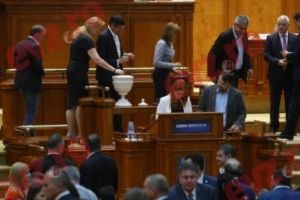 Parlamentarii se pregătesc pentru următoarea sesiune. Se anunţă scăderi de taxe