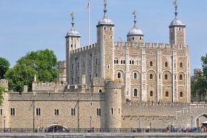 ŞAH la regină! Bijuteriile coroanei sunt în PERICOL. Ce fac faimoşii beefeaters