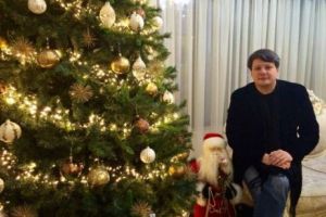 FUEGO împodobeşte BRADUL în văzul tuturor. Un deceniu de glume pe seama asta urmează să se încheie sau... să renască! 