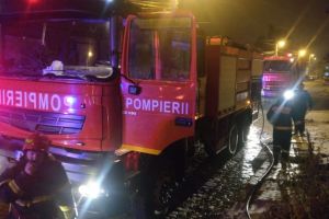 Incendiu la o casa din municipiul Tulcea. Intervin salvatorii (galerie foto)