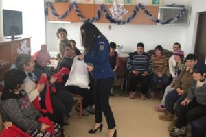 Jandarmii argeşeni au împărţit cadouri copiilor şi oamenilor săraci